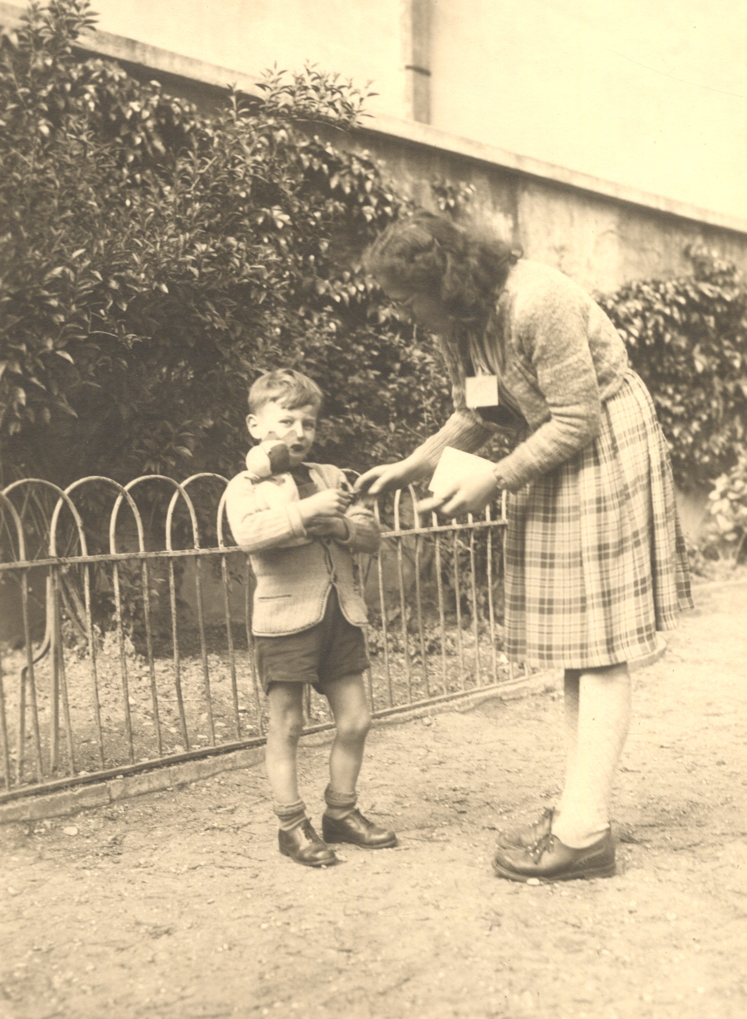 "Lyon, Herbst 1944, Kinder an einem Fest der SAH." "Jetti Ochsenbein in Lyon" (?)
