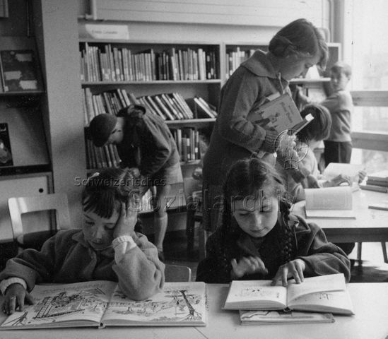 "Bibliothek" Oerlikon - Kinder beim Stöbern und Lesen in der Bibliothek; um 1965