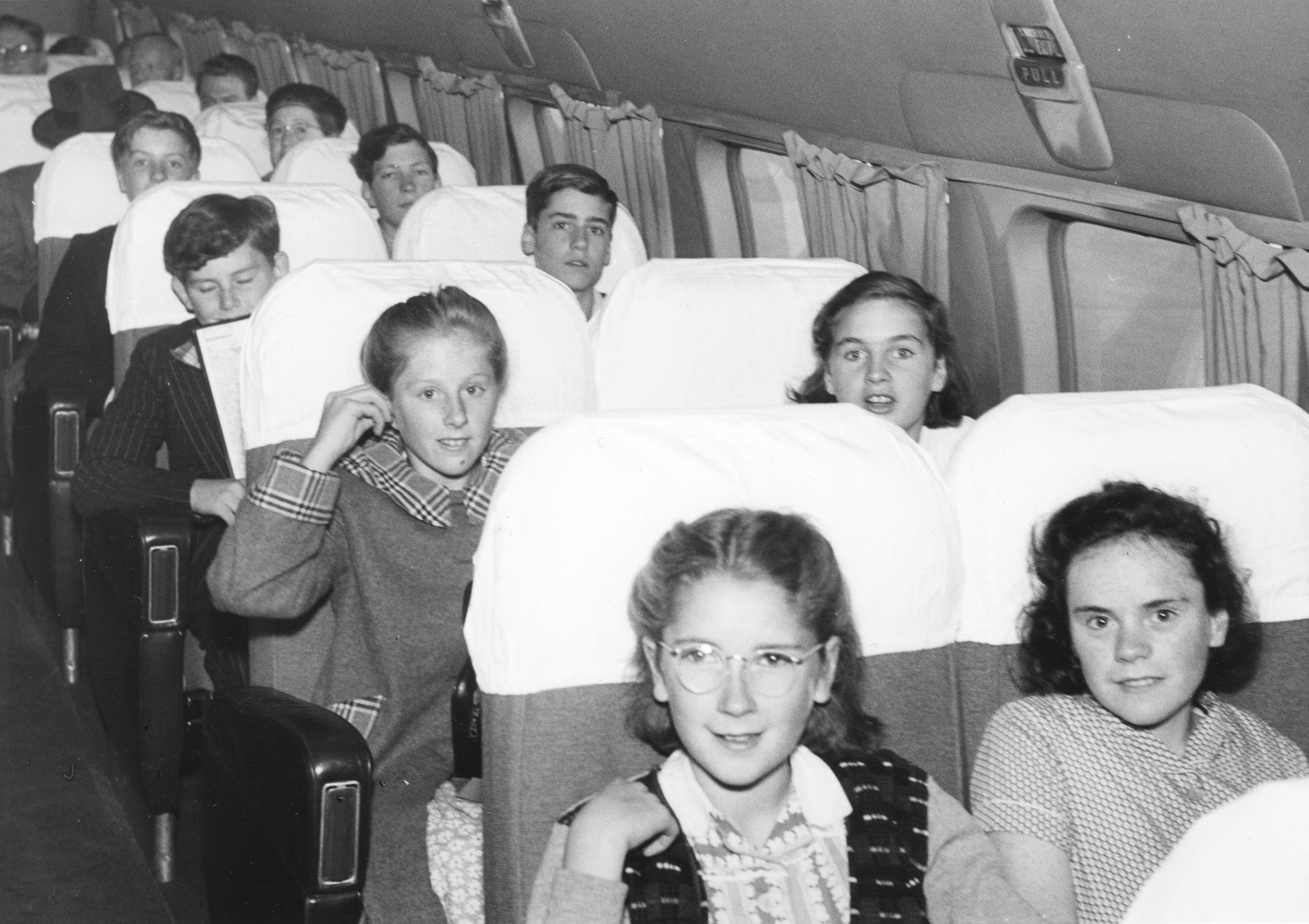 Kinder sitzen in einem Flugzeug der Swissair