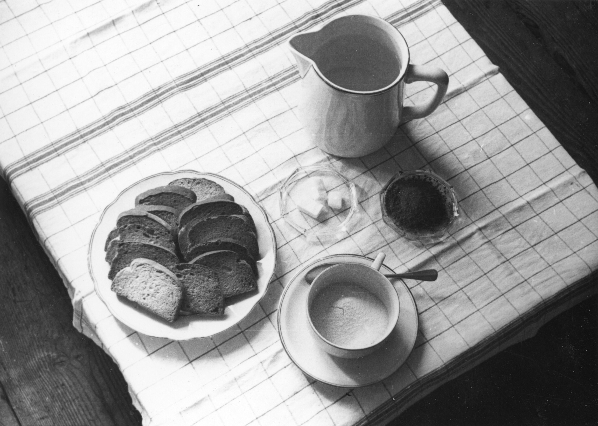 "Ein Znüni für 45 Rappen"; auf einem Tisch stehen ein Krug, eine Tasse, Kaffeepulver, Zwieback und Zucker