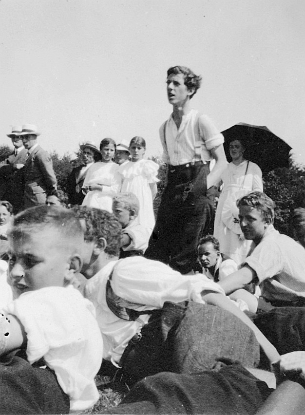 Wandervogel-Landsgemeinde in Hombrechtikon - Walter Weber aus Basel für die Auflösung des bisherigen Wandervogel-Bundes sprechend (1