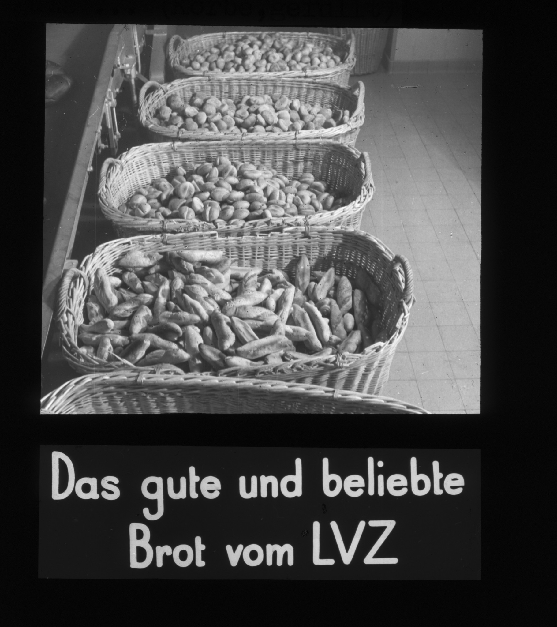 Dia: Körbe mit Brot: "Das gute und beliebte Brot vom LVZ".