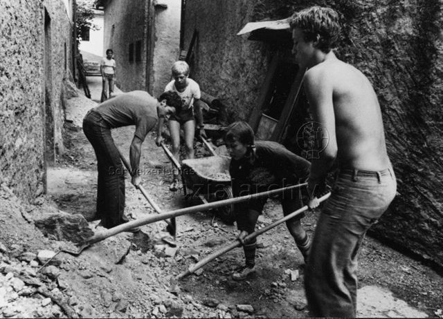 "De jeunes volontaires au travail" - Jugendliche beim Abtragen von Schutt; 1982