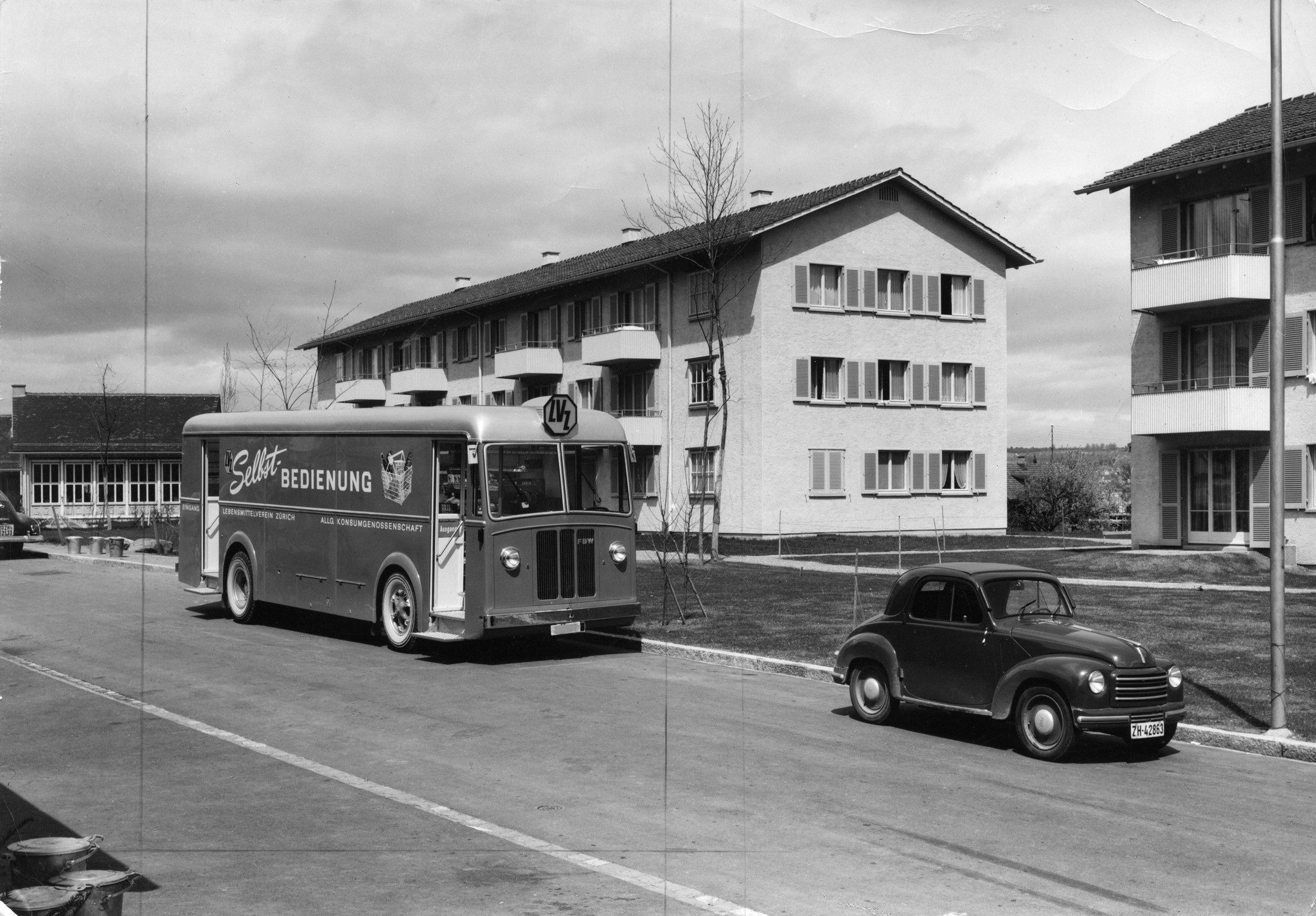 Verkaufswagen des Lebensmittelvereins Zürich in einem Wohnquartier