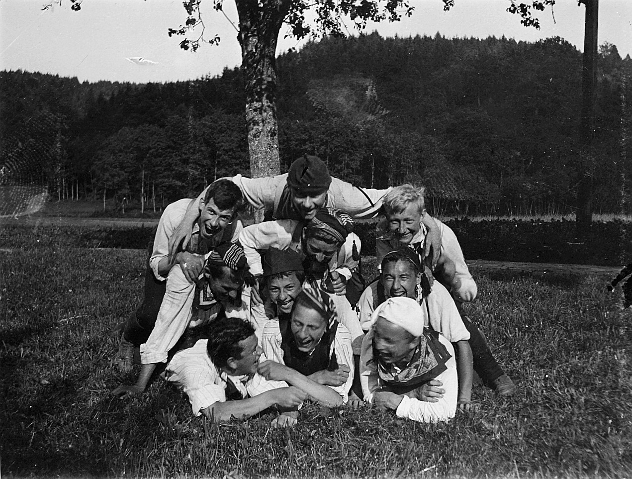 Kopfparade - Wandervögel der Wandervogel-Ortsgruppe Aarau bilden einen Menschenhaufen auf der Wiese - Fotoalbum von Paul Burkhart (1
