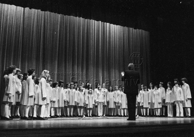 Veranstaltung - Kinderchor beim Singen; um 1975