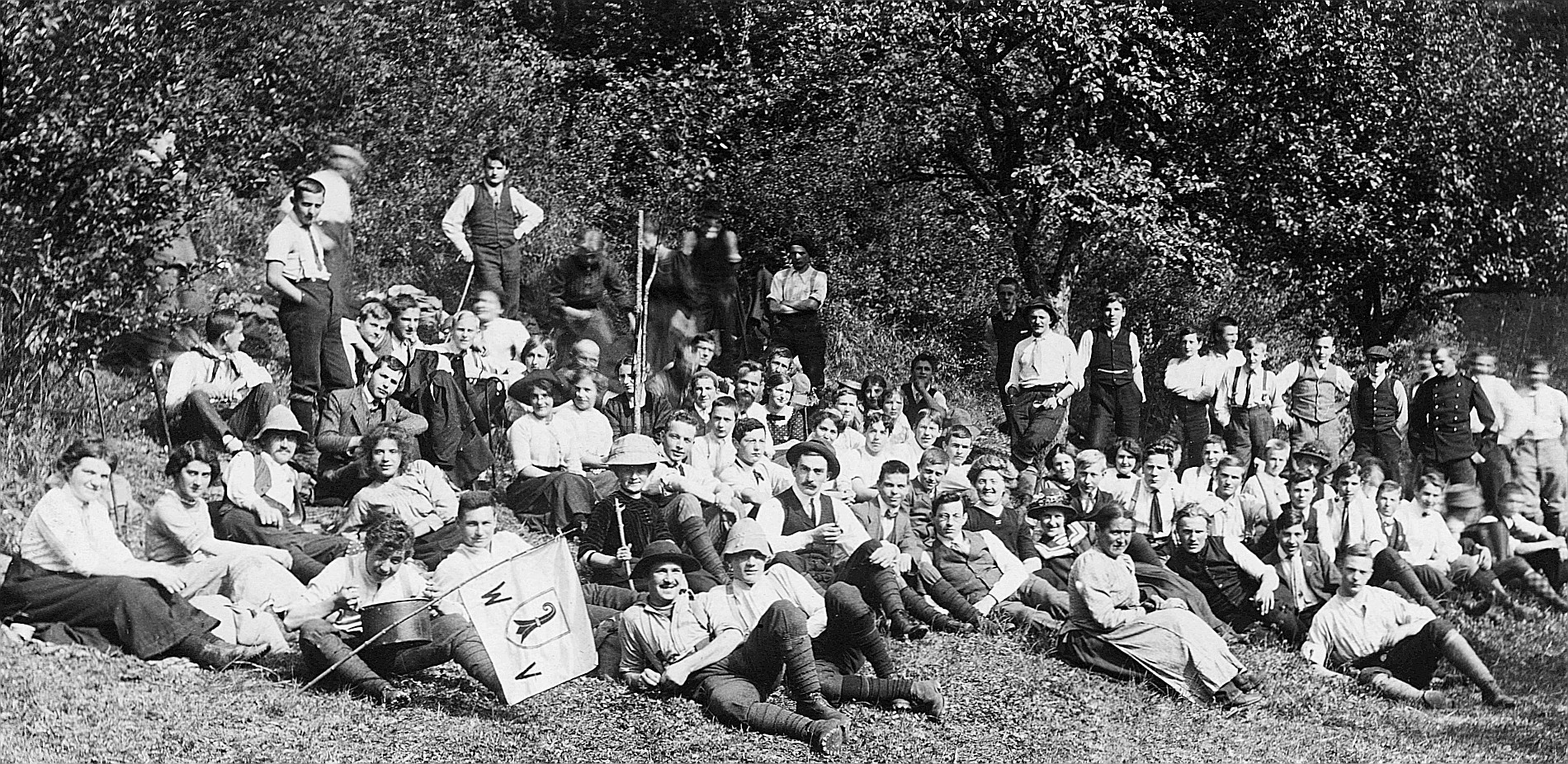 Zusammenkunft auf der Gislifluh (ob Biberstein bei Aarau): Versammelte Wandervögel sitzen auf der Wiese (1913)