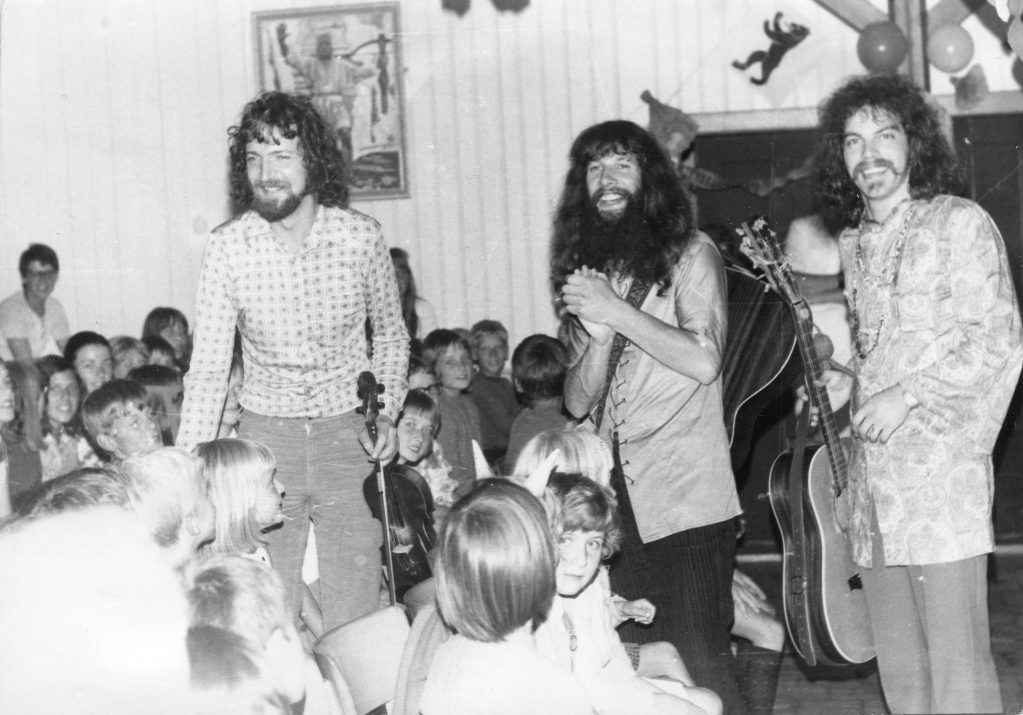 "Lindenbühl Trogen Künstlerisches Abschlussabend Schweizerlager 1971"; die Schweizer Folkband "Minstrels" (Dani Fehr, Mario Feurer und Pepe Solbach)