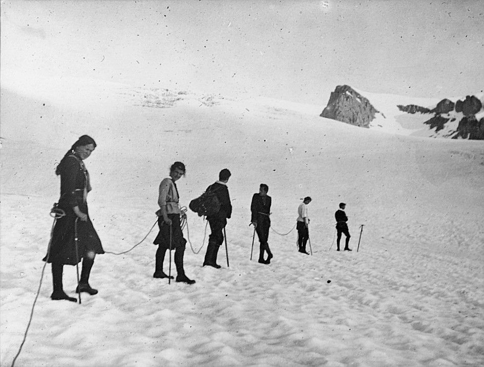 Berner Wandervögel auf dem Lämmerengletscher (in Seilschaft) (1916)