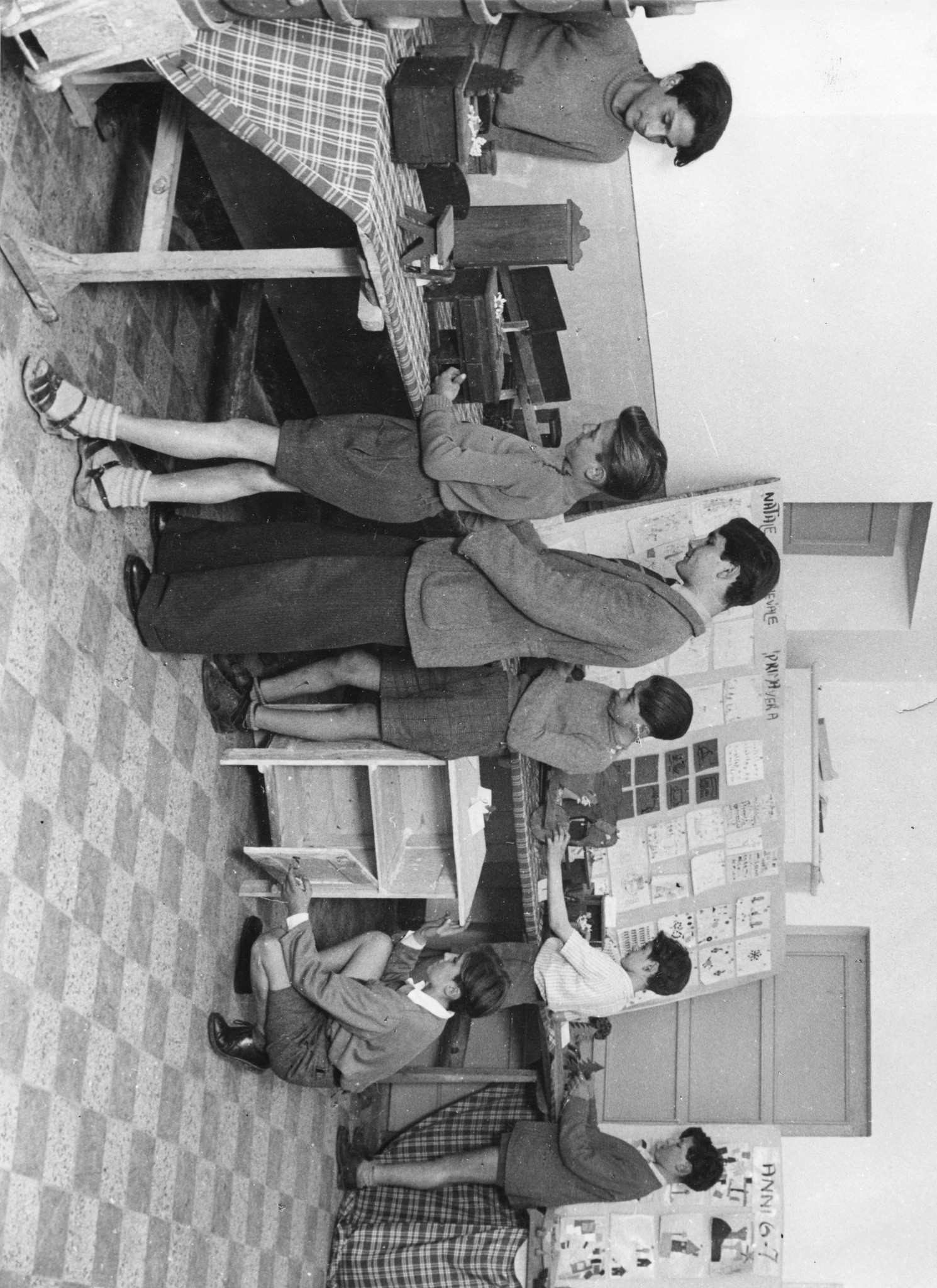 "Torino 1947: Ausstellung der handwerklichen Arbeiten bei Fest der Arbeit der Doposcuola, Torino"