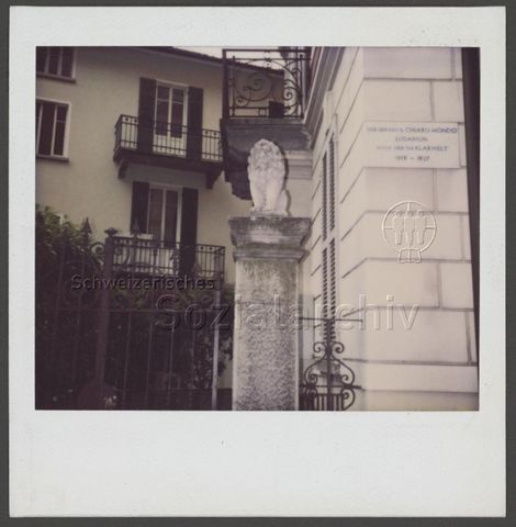 Ehemaliges Anwesen von "Elisarion" (Elisar von Kupffer), Plakette: "qui creava il chiaro mondo/Elisarion schuff hier 'Die Klarwelt' - 1919–1927" (um 1995, Minusio)<br><br>