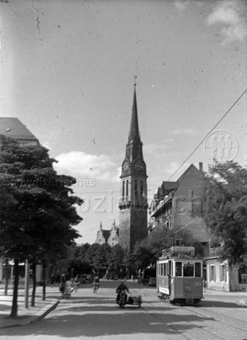Tram, Motorrad mit Seitenwagen, Fahrräder, Kirche St. Jakob, Stauffacherstrasse, um 1925, Zürich