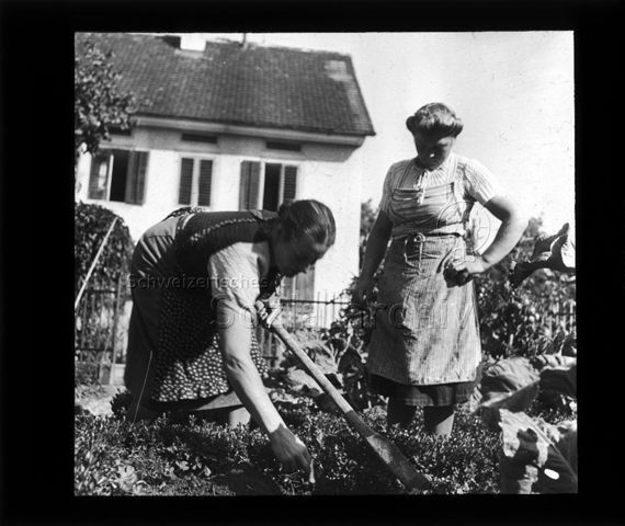 Diaserie zum Thema Mädchen; ein Mädchen und eine Frau bei Gartenarbeiten; um 1940