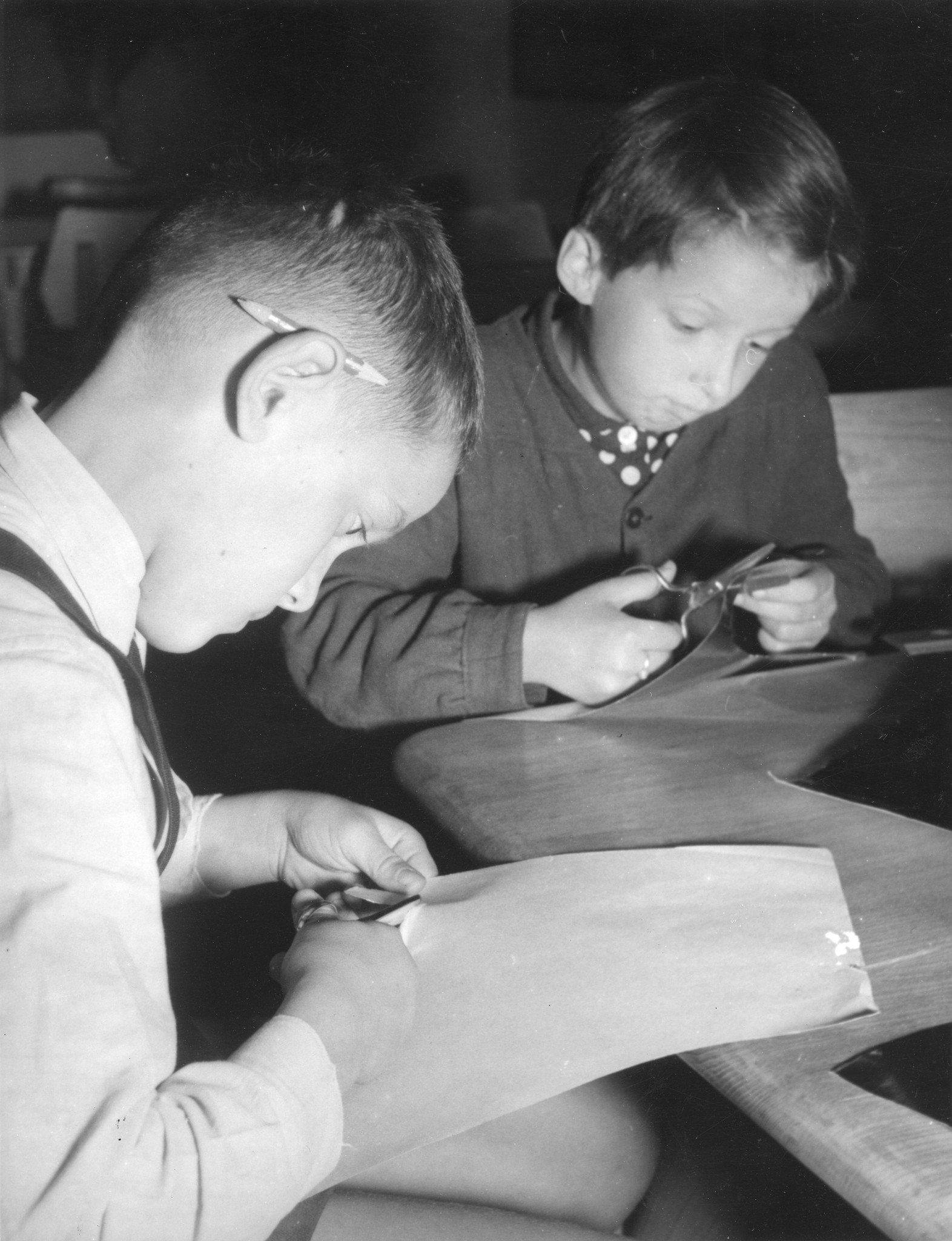 Im Kindergarten: zwei Knaben schneiden Papier aus