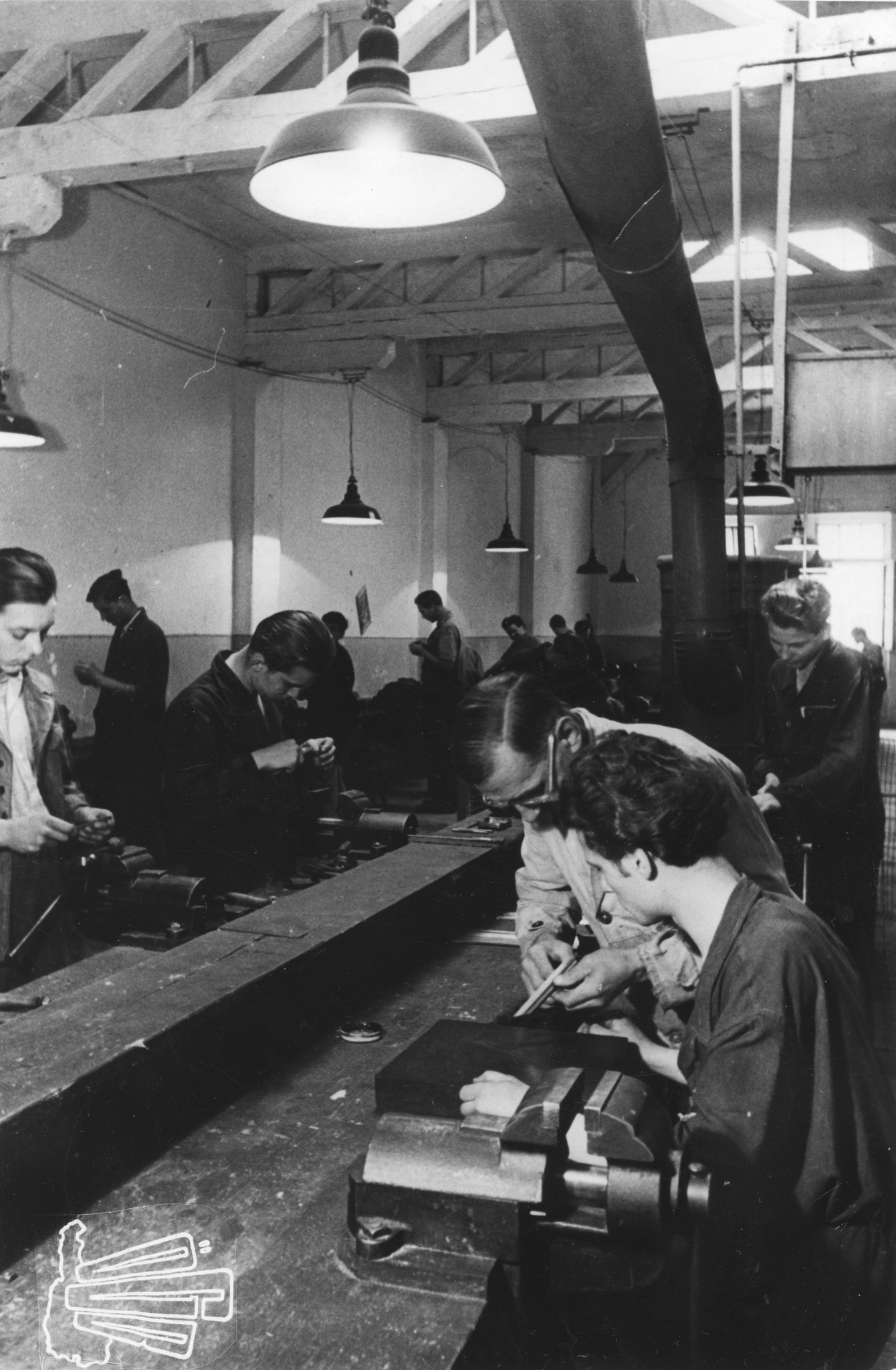 "Österreichische Lehrwerkstätten. Der Meister kontrolliert", Auszubildende bei der Arbeit, Wien, um 1950