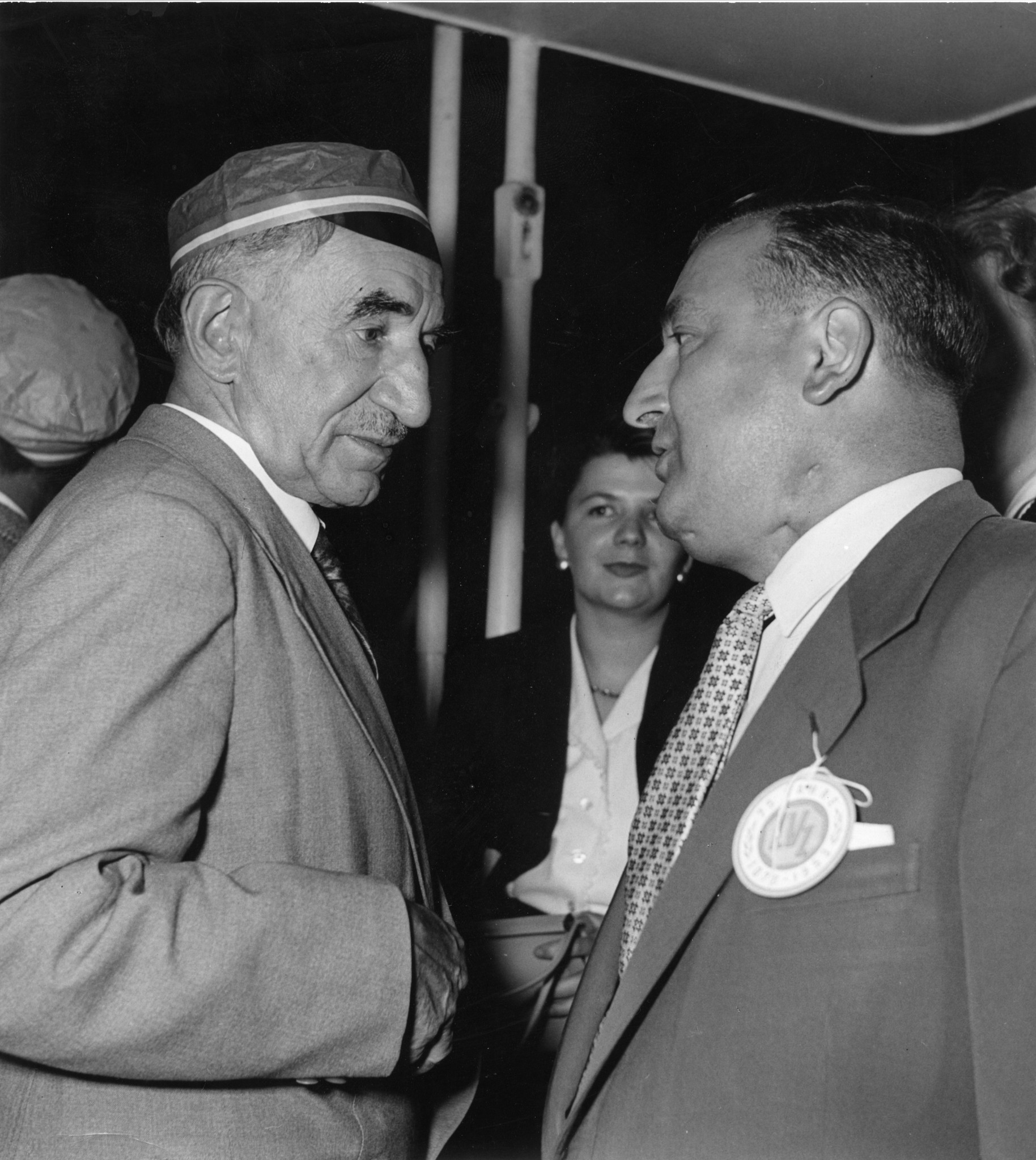 Zwei Männer sprechen miteinander, Jubiläum 75 Jahre Lebensmittelverein Zürich 1953