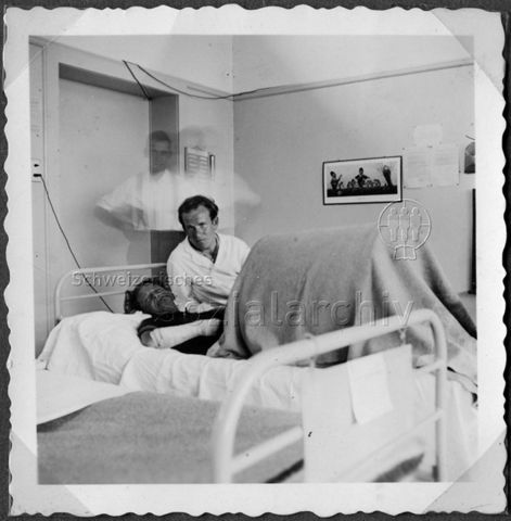 Album Alfred Brauchli, Teil 1/3: 699 Tage Aktivdienst 1939-1945 als Sanitätssoldat bei der Sanitätskompanie I/​7, Thurgau:i Alfred Brauchli (stehend), Krankenbett
