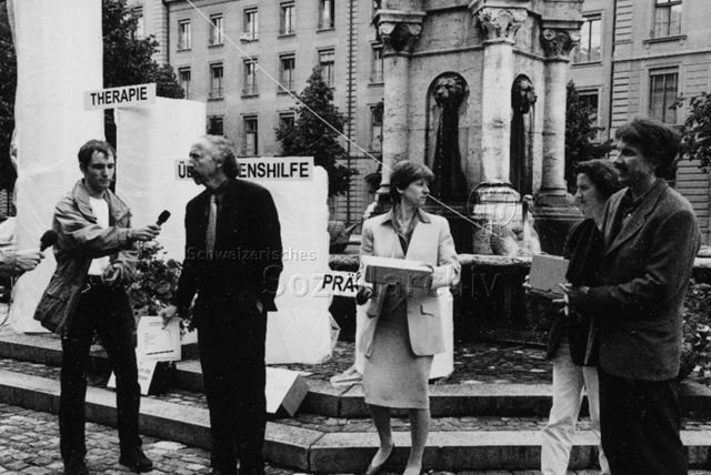 Drogen- und Jugendpolitik, Petition für die Strafbefreiung des Drogenkonsums - Aktion zur Einreichung der Unterschriftsbögen, Interview; 1999