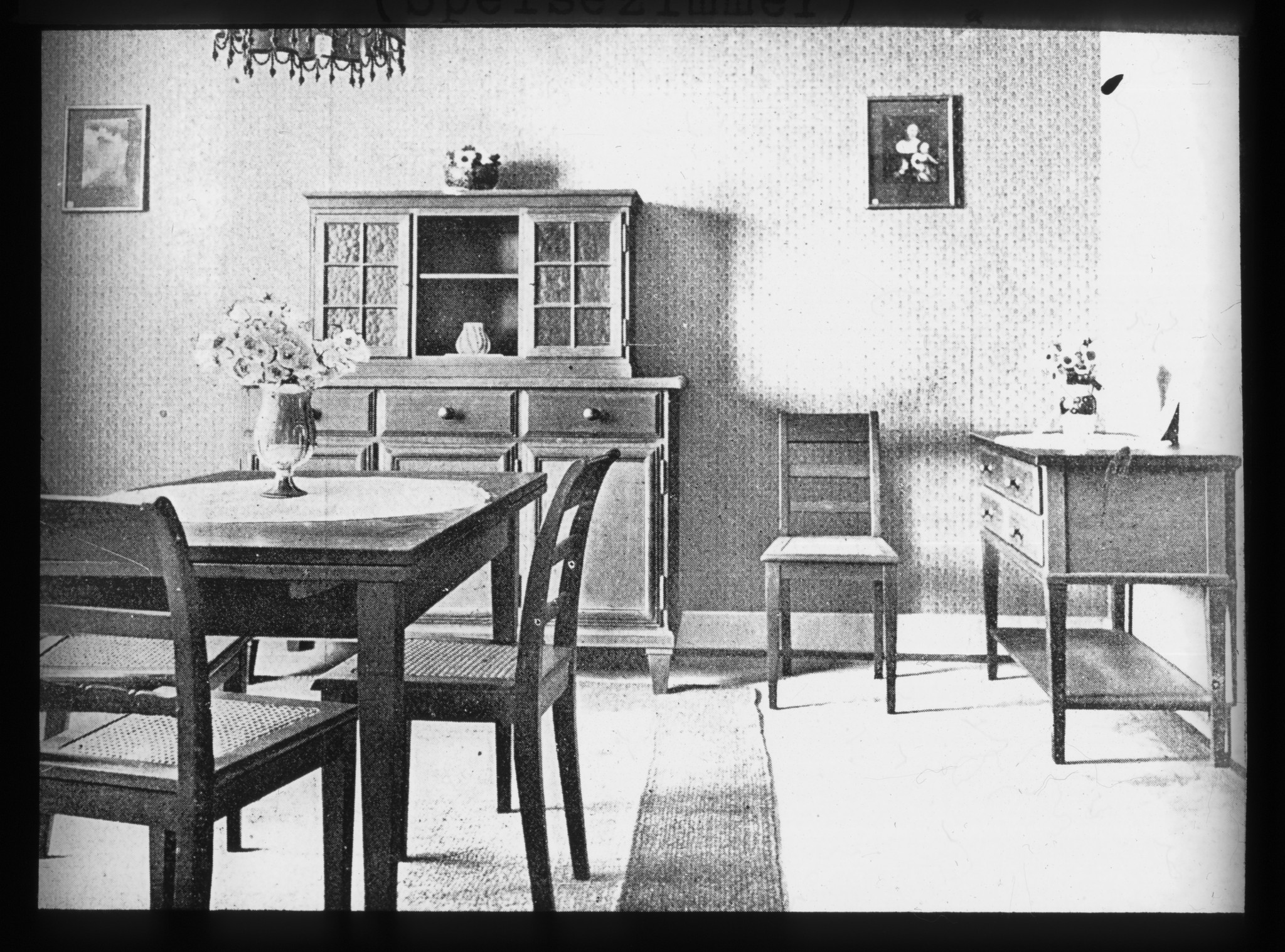 Dia: Ausstellungsraum der Genossenschaft für Möbelvermittlung (Speisezimmer).