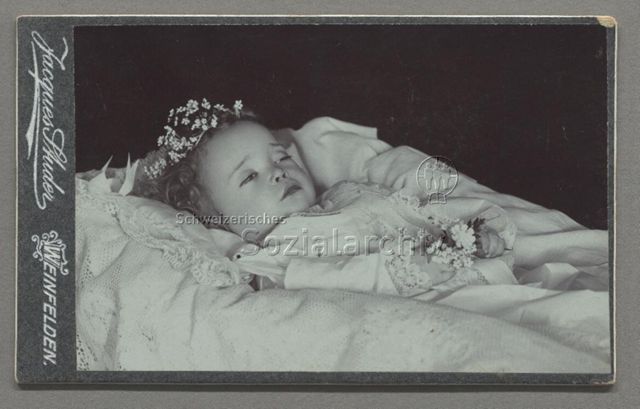 Verstorbenes Kind im Totenbett, um 1900
