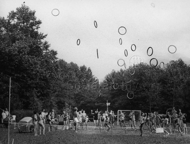 Bosco della Bella, Feriendorf für kinderreiche Familien - Kinder und Jugendliche beim Spielen mit alten Fahrradreifen; um 1965
