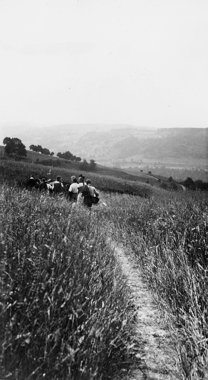 Wandervögel der Ortsgruppe St. Gallen-Klösterli auf dem Weg (durch die Felder laufend) zur Wandervogel-Landsgemeinde in Teufen am Ir