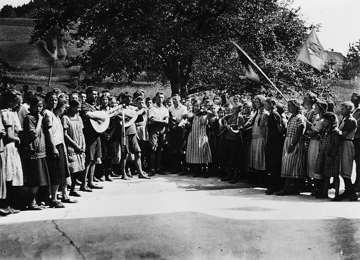 Wandervogel-Landsgemeinde in Adetswil - Im Kreis versammelte Wandervögel (zum Teil Geige und Mandoline spielend) (1925)