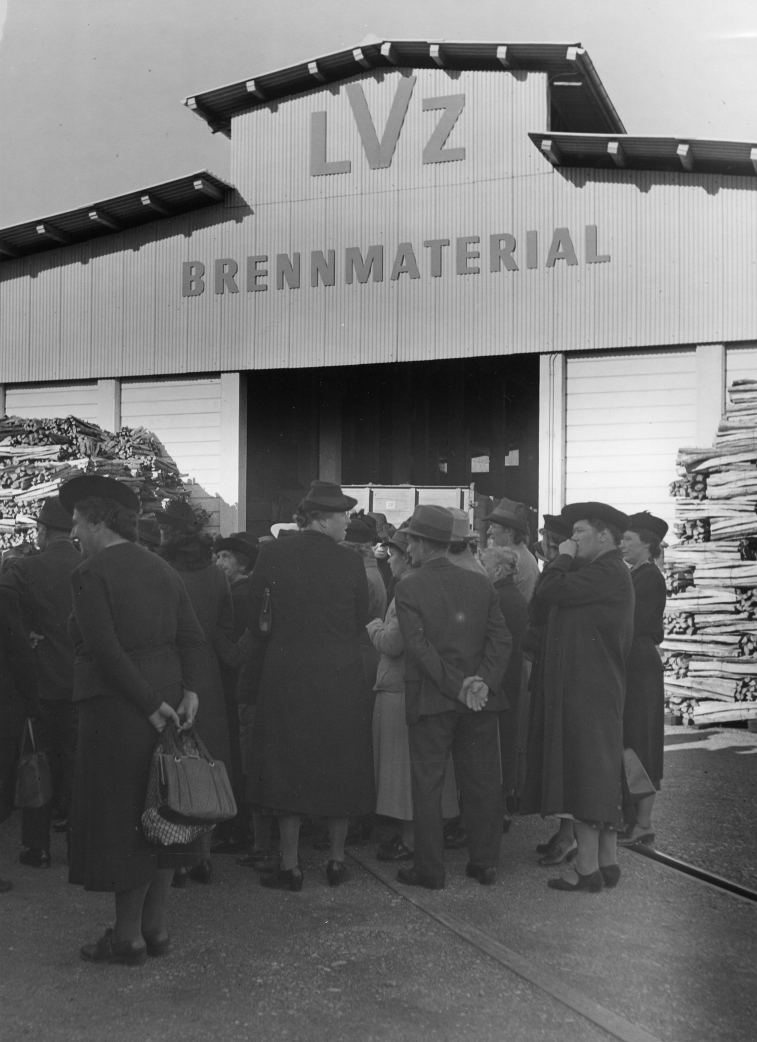 Frauen bei einer Betriebsbesichtigung im Brennmateriallager des Lebensmittelvereins Zürich an der Turbinenstrasse