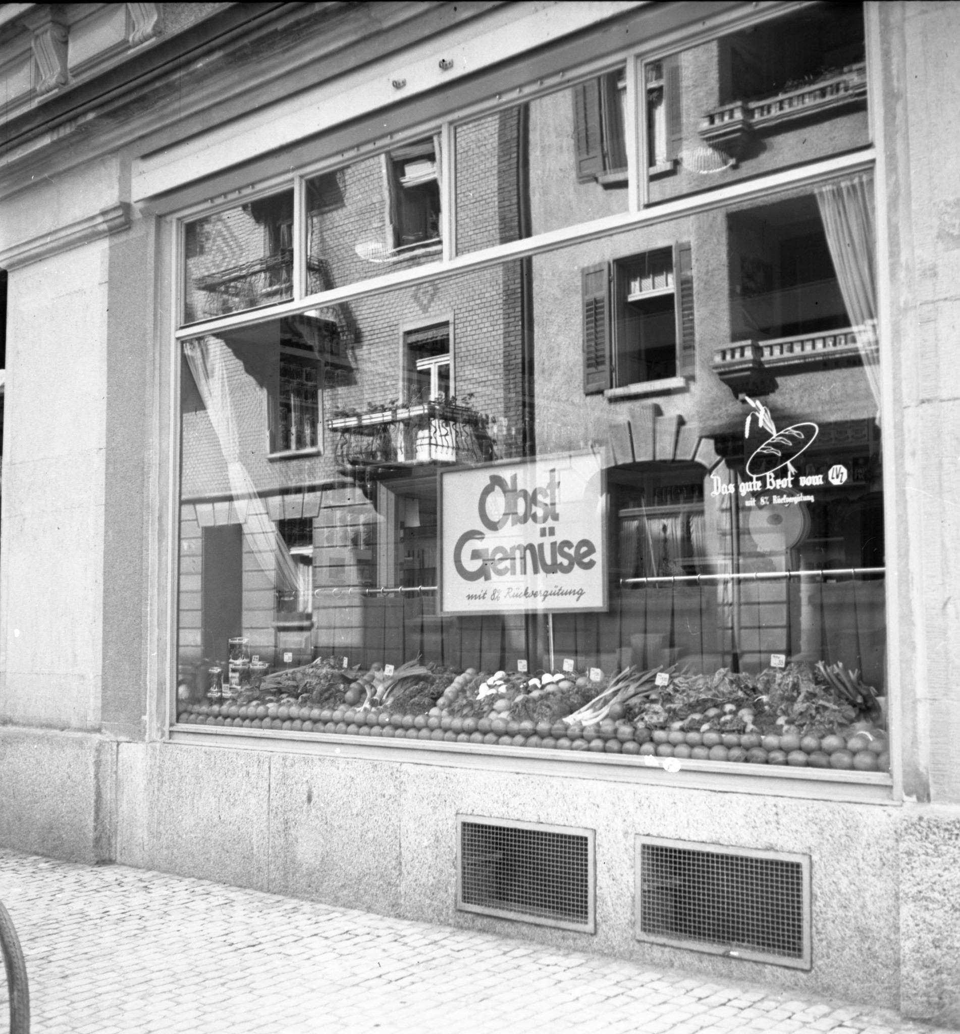 Schaufenster Filiale LVZ: "Obst und Gemüse mit 8% Rückvergütung"