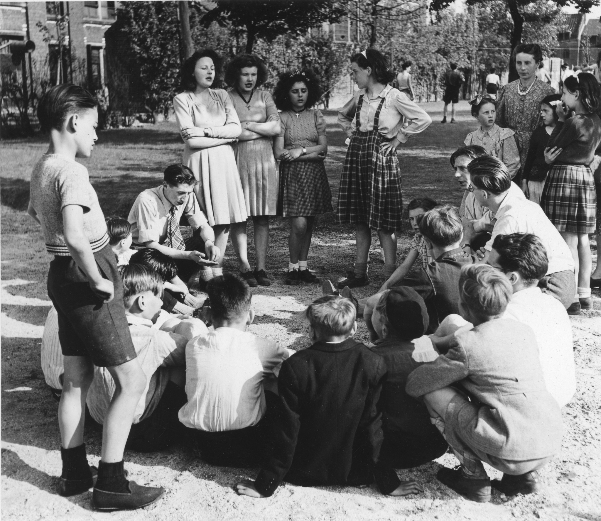 Einweihung in Fives Lille am 11. Mai 1947; eine Gruppe von Kindern und Jugendlichen befinden sich in einer Parkanlage