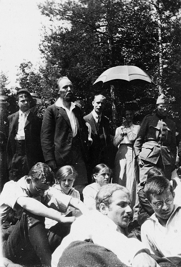 Wandervogel-Landsgemeinde: Rosinli bei Adetswil, Züricher Oberland - Carl Mäder zu den Wandervögeln redend (1917)