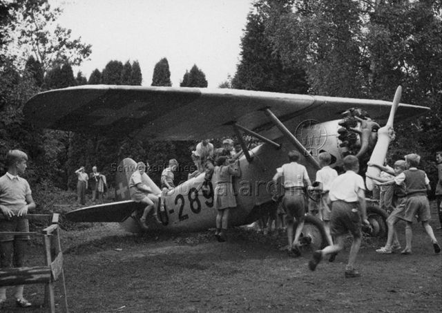 Robinsonspielplatz, Wipkingen - Kinder beim Spielen mit ausrangiertem Kleinflugzeug; um 1965