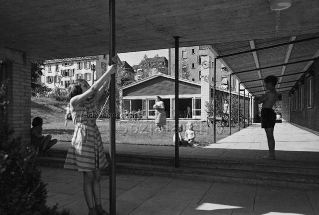 "Gemeinschaftshäuser im Gemeinschaftszentrum Zürich-Wipkingen" - Kinder beim Spielen im Garten; um 1965