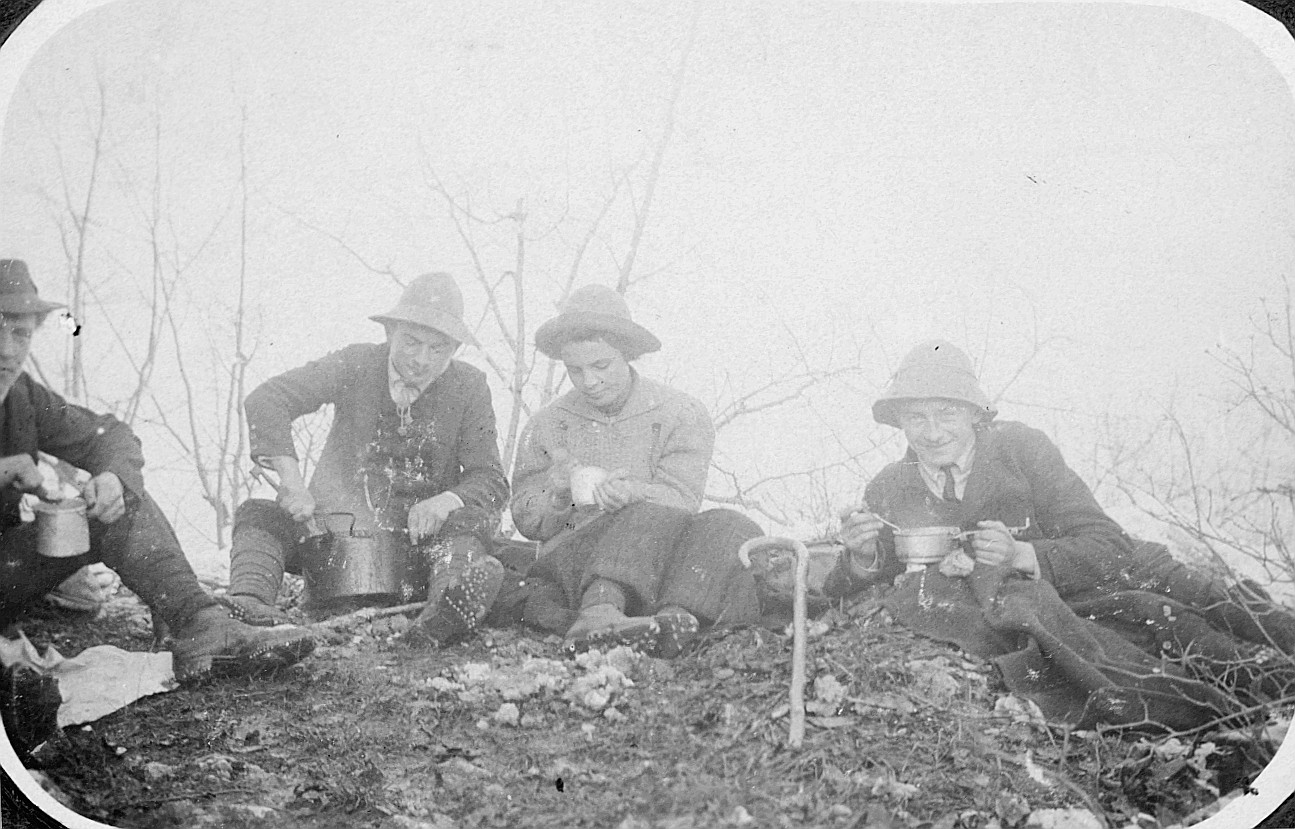 Auf Brunegg: Wandervögel essen aus ihren Essnäpfen oder aus der Pfanne (Herbst 1910)