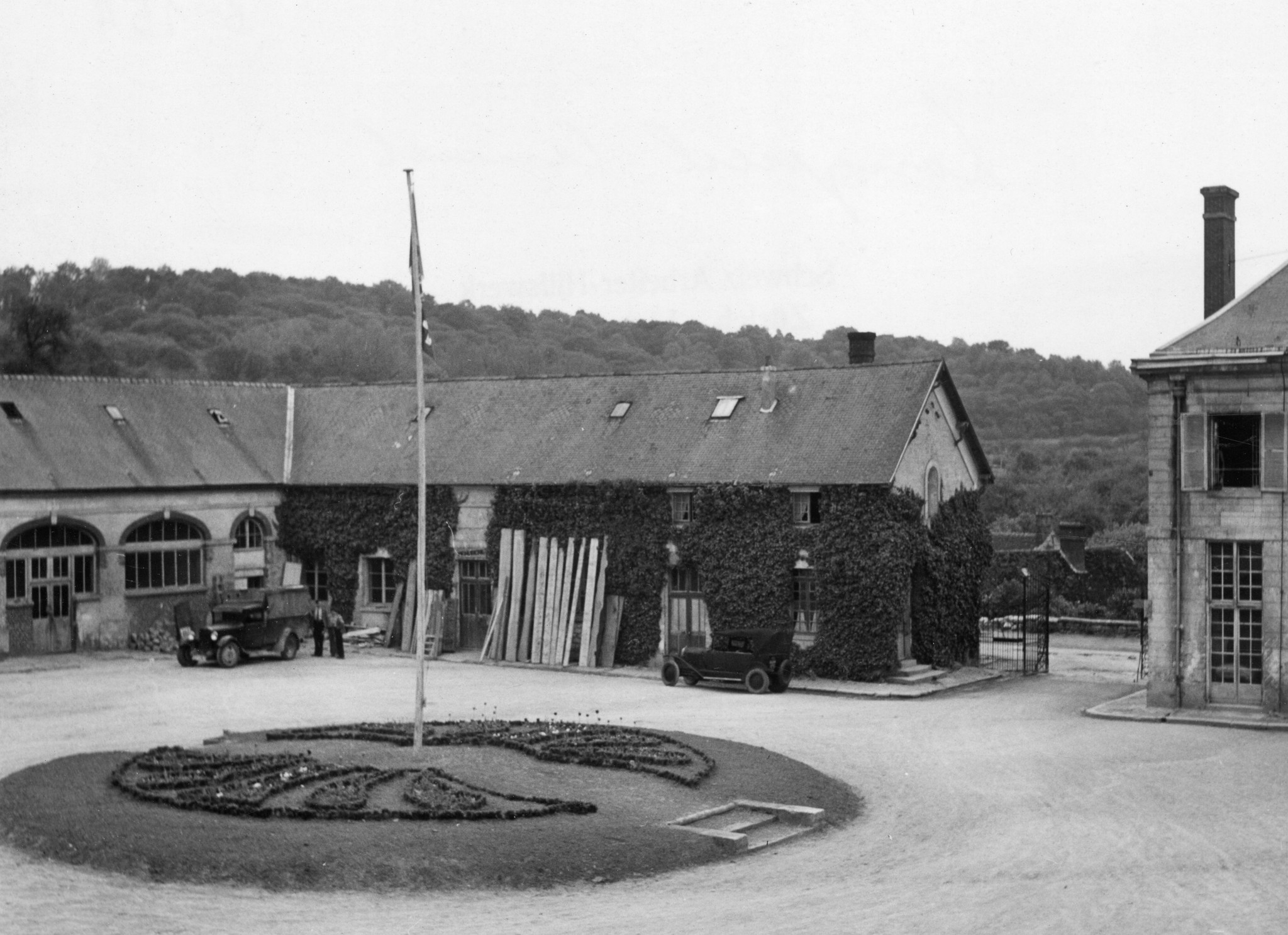 "Longueil-Annel (Ile-de-France) [eigentlich Picardie, Frankreich]", "Hier probieren die jungen Lehrlinge ihre Künste " [Schule für invalide, schwachbegabte und schwererziehbare Kinder und Jugendliche], vermutlich um 1950 (Nachkriegszeit),Gebäude