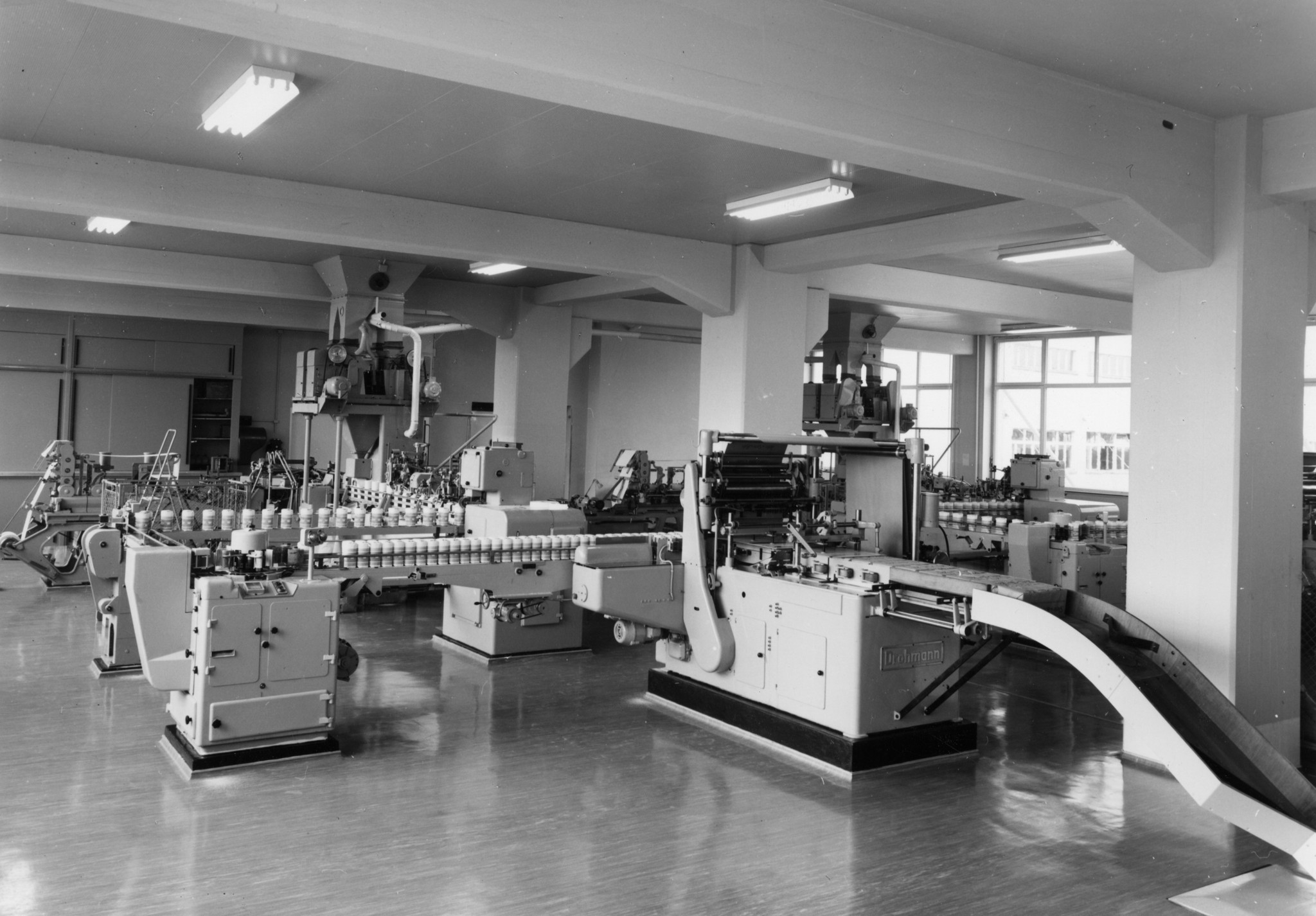 Produktionsanlage mit Fliessbändern