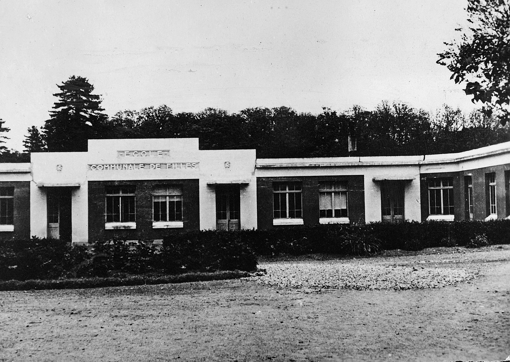 Colonie internationale, Châteauneuf en Thimerais (1953); grosses, weisses Gebäude
