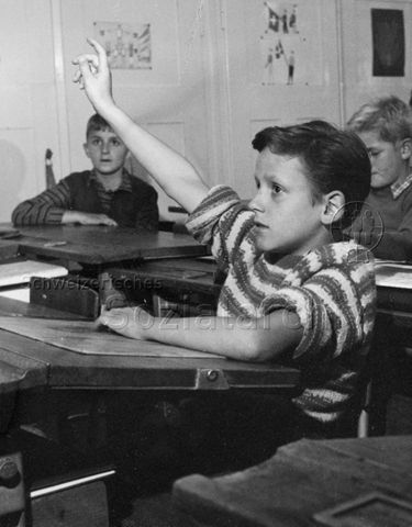 Schule - Junge meldet sich; um 1965