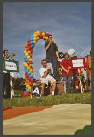 Aktion der HAZ: "Rainbow-Wolke of Love" im Vorfeld der kantonalen Abstimmung zum Partnerschaftsgesetz (08.09.2002)<br>
