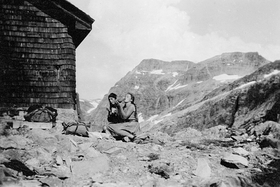 2. Sommerfahrt: Zwei Wandervögel sitzen vor einer Hütte, ein Wandervogel aus der Feldflasche trinkend (1929)