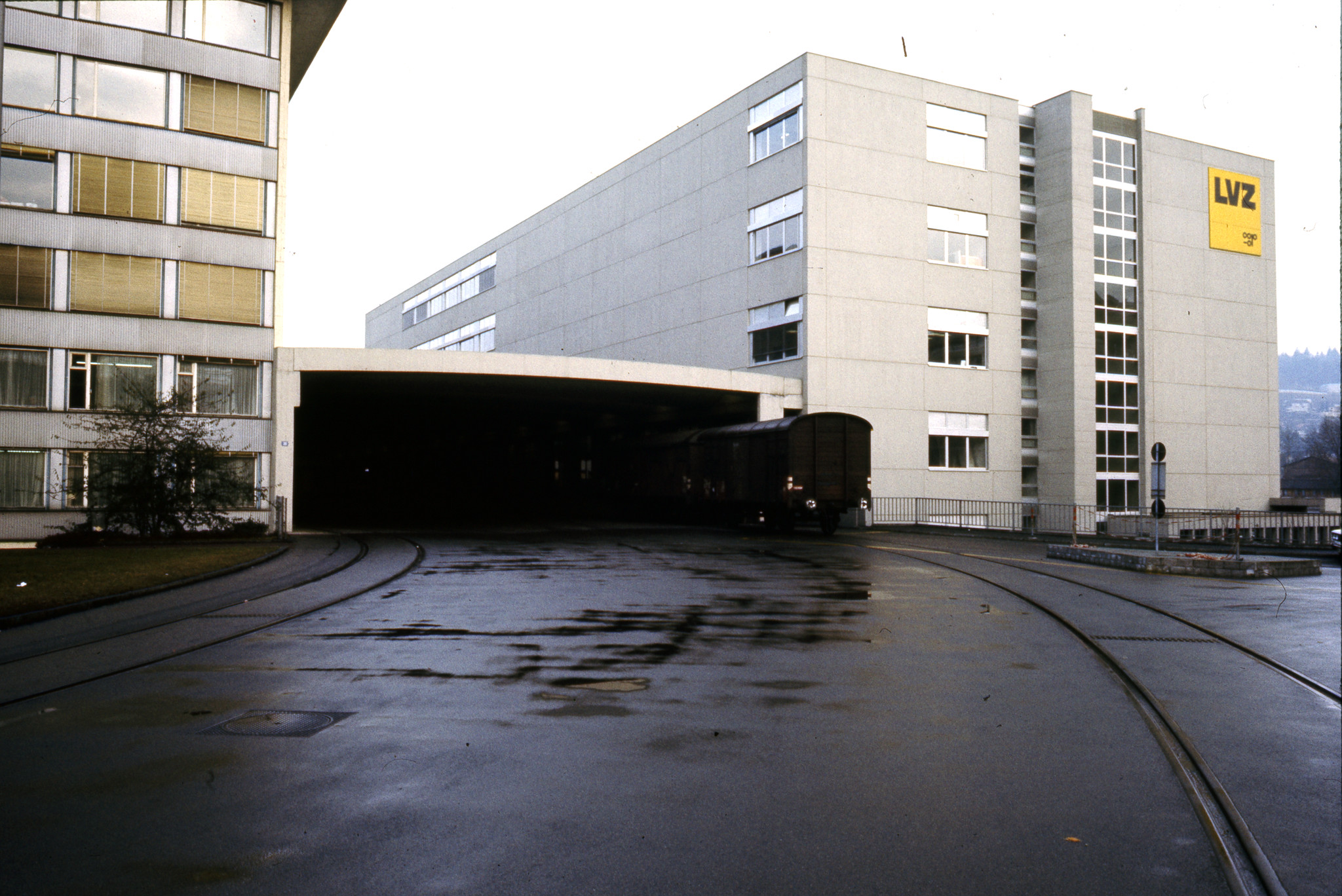 Eisenbahnwaggon in der Auslieferung (Turbinenstrasse?), ca. 1980