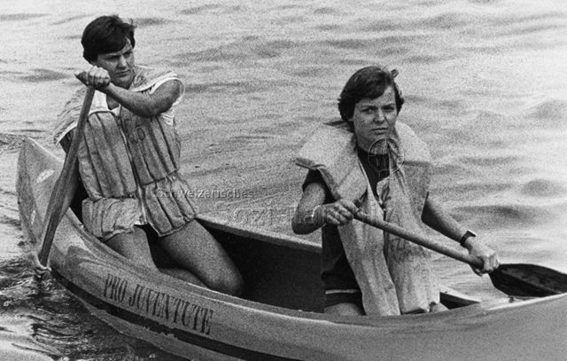 "Ferienpass, Wollishofen", Zürich - Zwei Jungen mit Schwimmwesten beim Rudern; um 1980