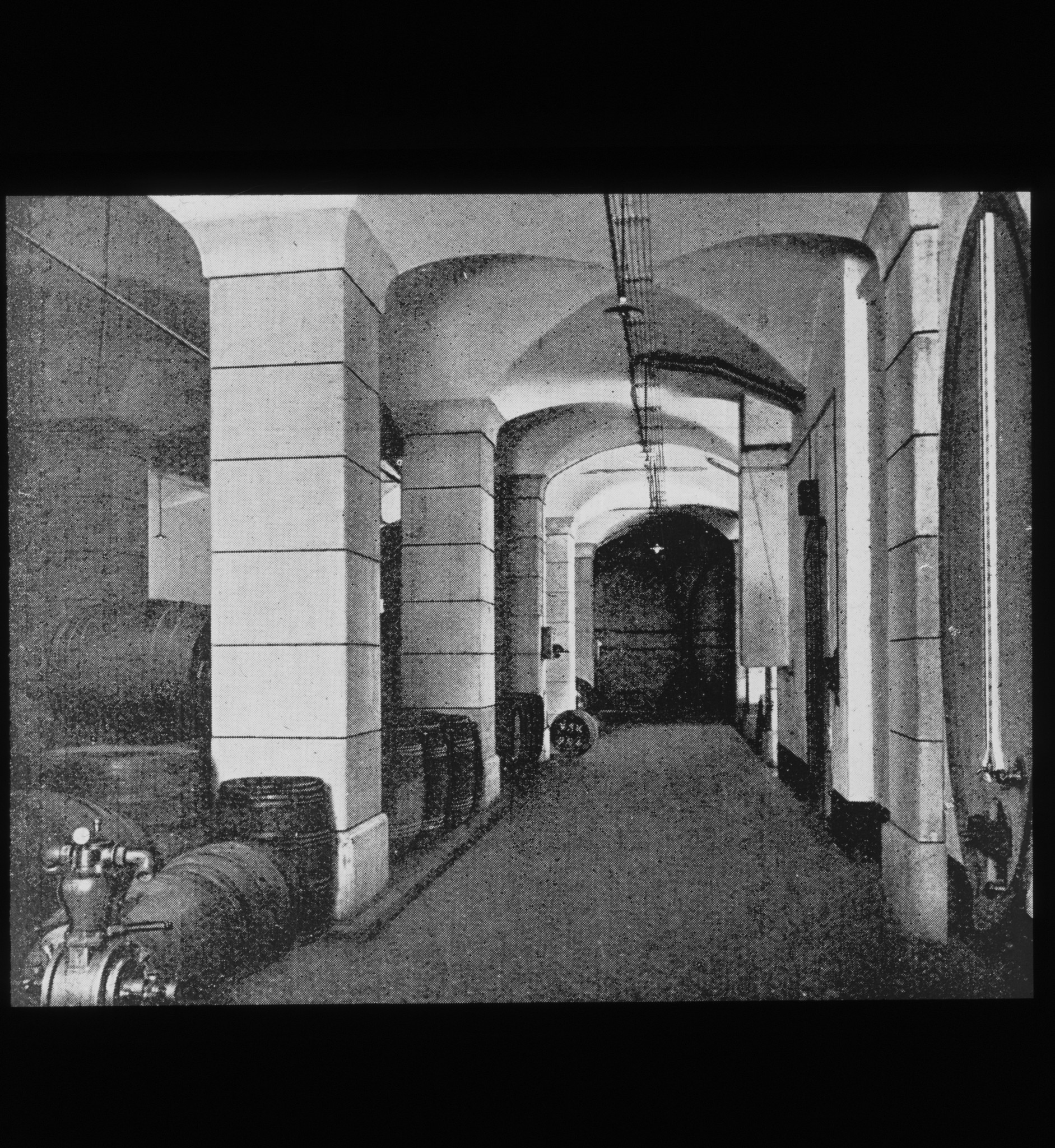 Dia: Weinkeller des V.S.K. (Verband schweizerischer Konsumvereine) in Pratteln.