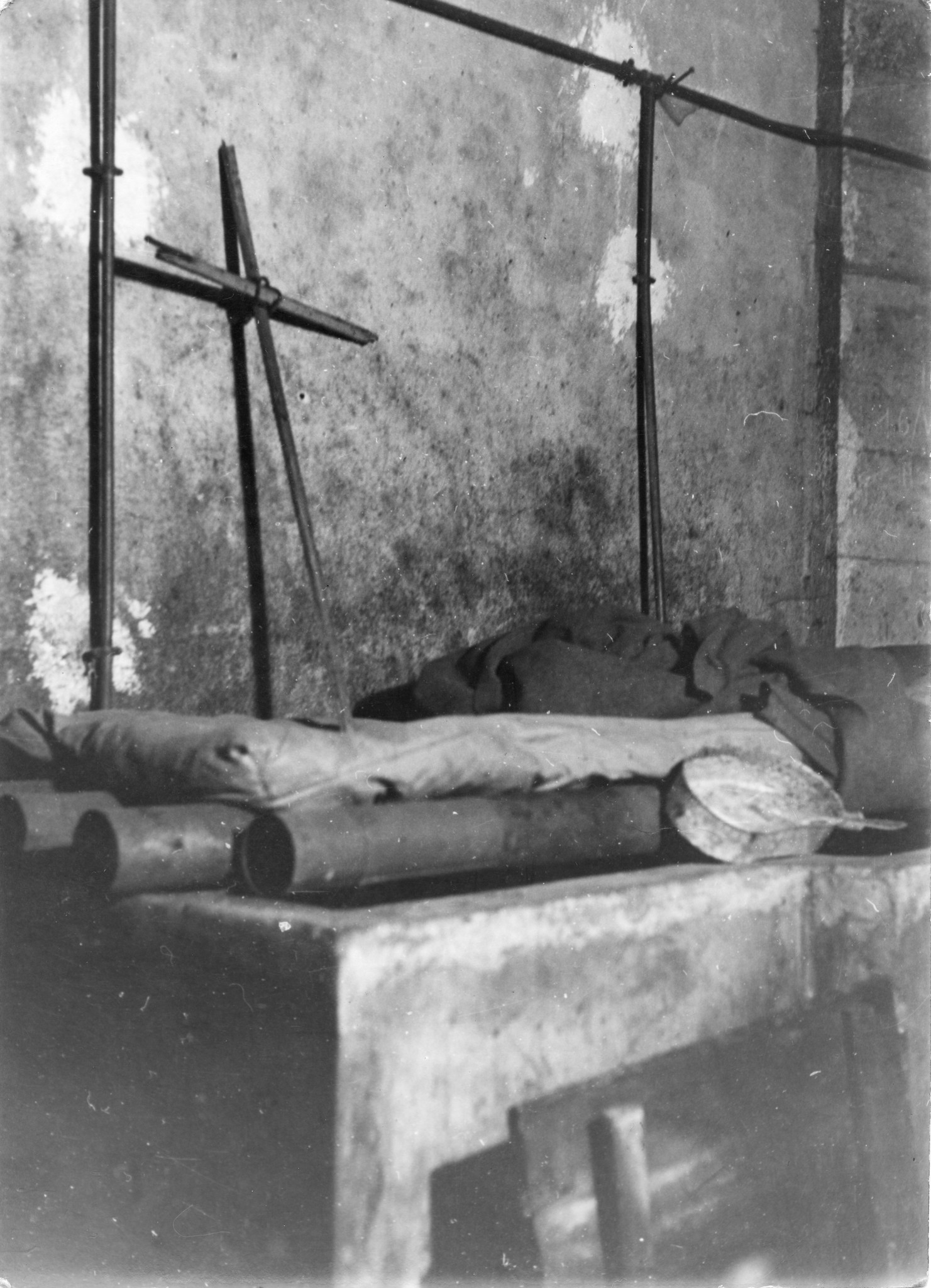["Instruments de torture de la Milice et de la Gestapo, 1944"], "Couchette inconfortable composé d'une paillasse en équilibre sur des tuyaux de poële, reposant sur un lavoir rempli d'eau. [...]. (Photo provenant de Vichy-Milice)", Folterbett