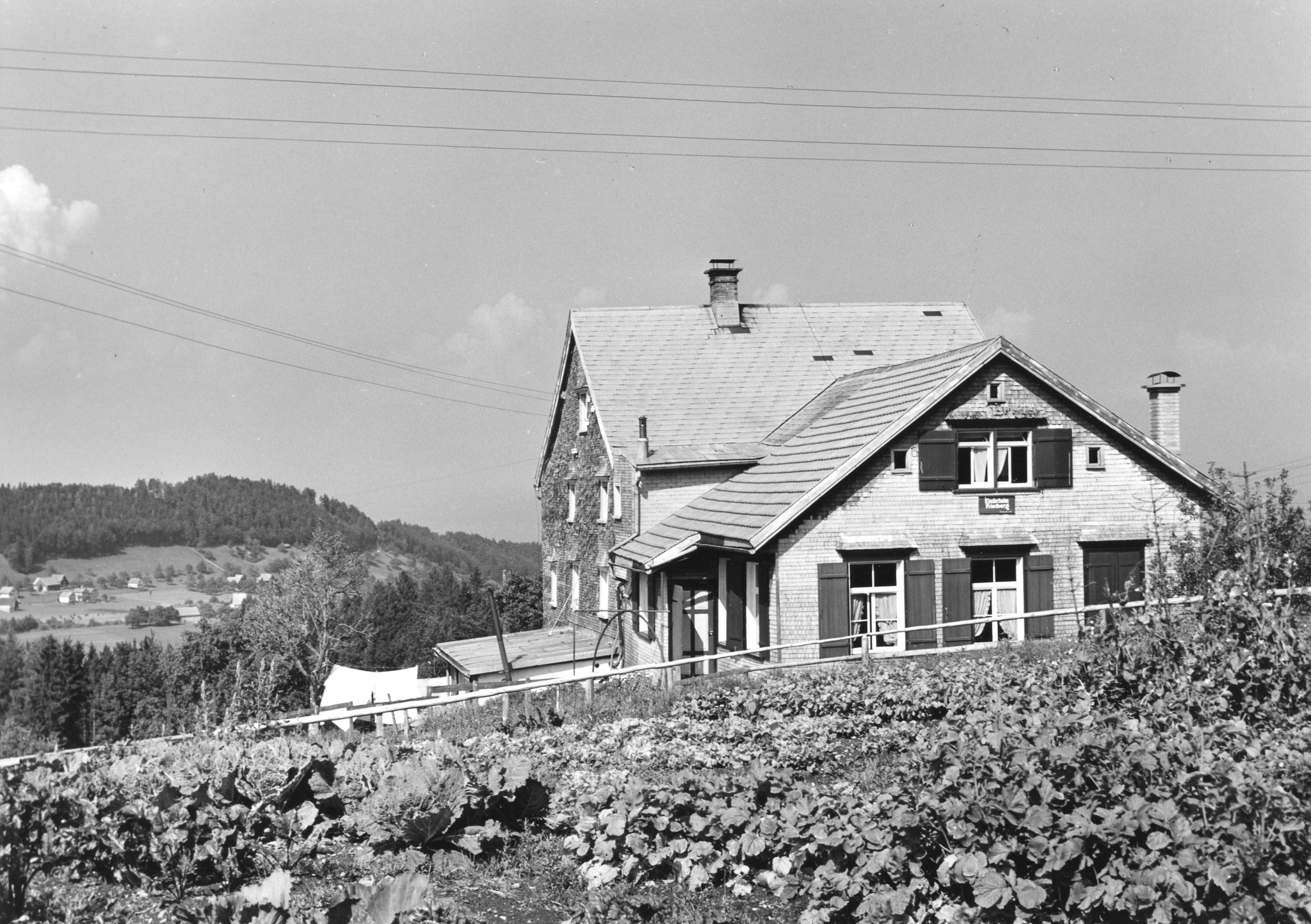 "Friedberg, Grub App. Belgierkolonie, Sommer 1950"; Ferienhaus in der Seitenansicht