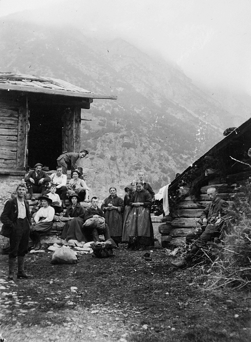 Gruppenporträt der Wandervögel beim Quartier in Livigno - Wandervögel in Graubünden - Grosse Fahrt von Emmi Bloch (1887-1978) (1909)