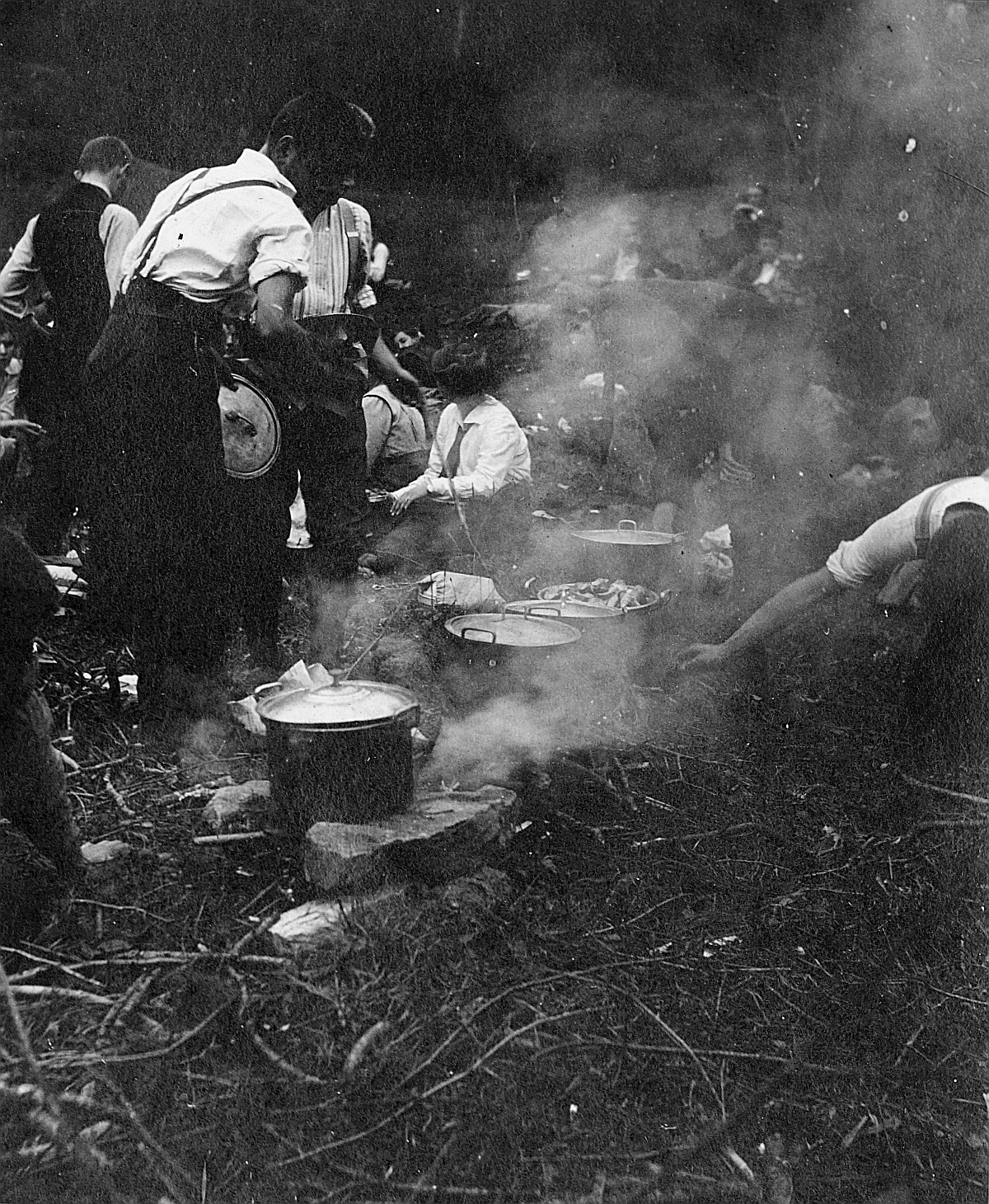 Wandervogel-Landsgemeinde in Otelfingen - "Kriegsspiel zwischen Aargauer und Zürcher Wandervögeln" - Lagerleben: Wandervögel kochen