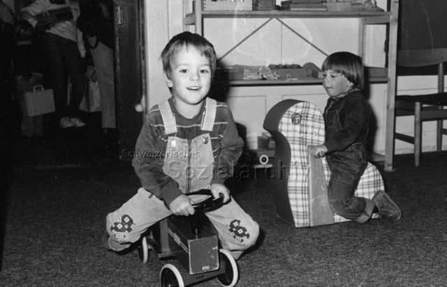 Ludothek Thun - Zwei Kinder beim Spielen; um 1980