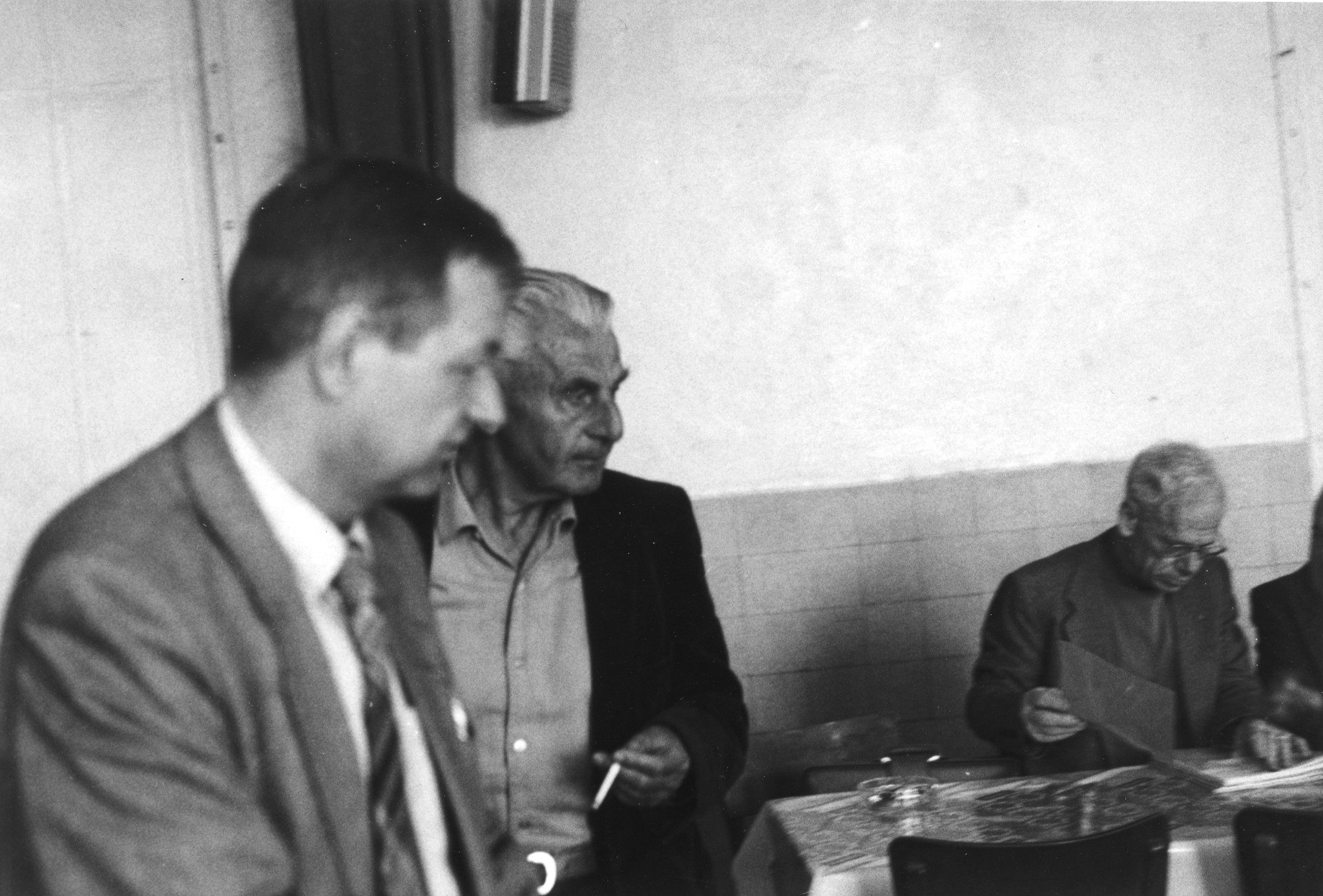 SAH-Fest August 1984, ältere Männer sich in einem Raum aufhaltend