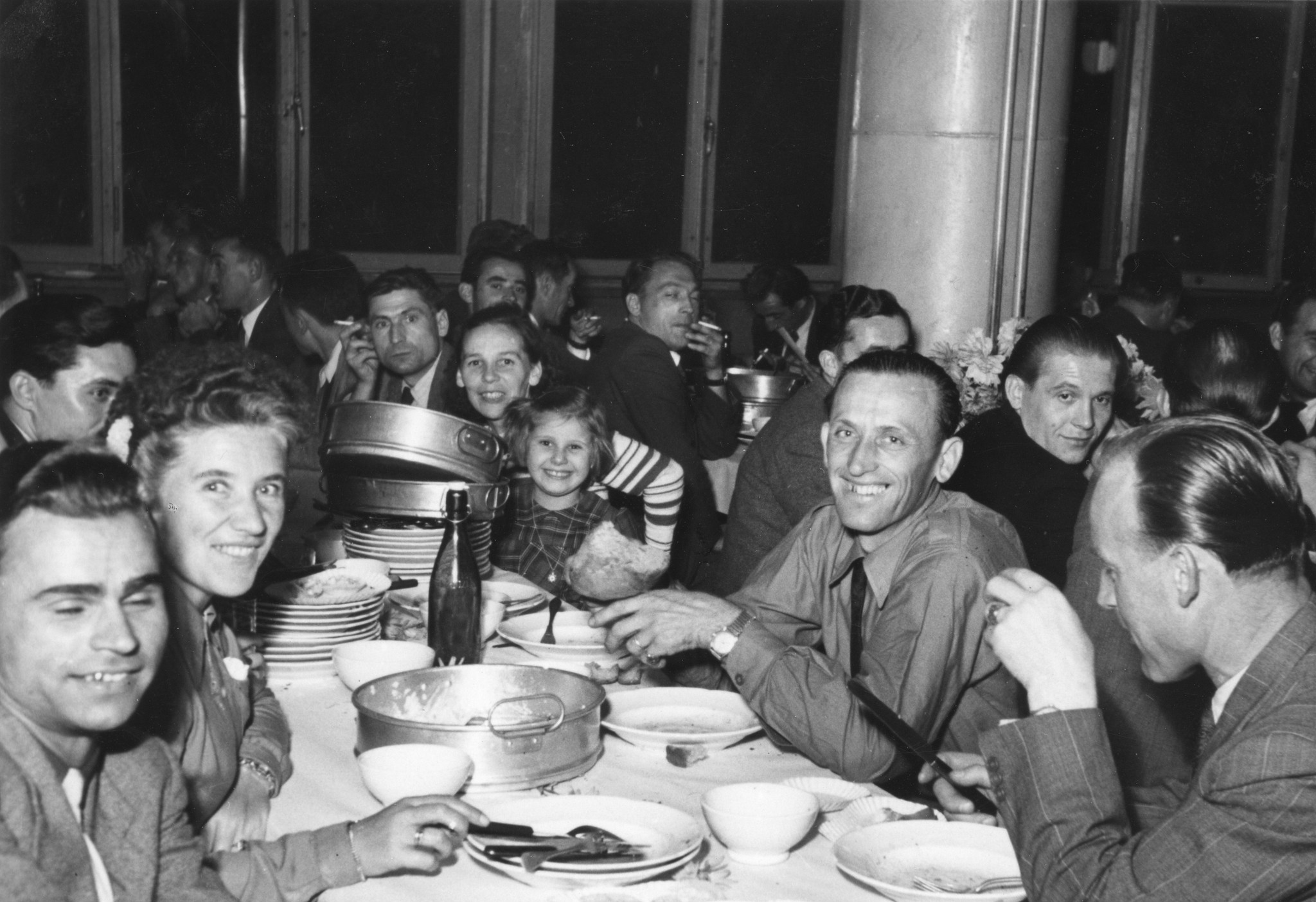 "1949 - Flüchtlingsaktion der IRO, Auswanderung nach Australien, Zwischenverpflegung, Schweiz", Männer, Frauen und Kinder beim Essen im Speiseraum
